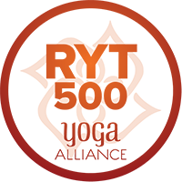 im Hintergrund rundes Logo der Yoga Alliance, im Vordergrund steht der Text RYT 500
